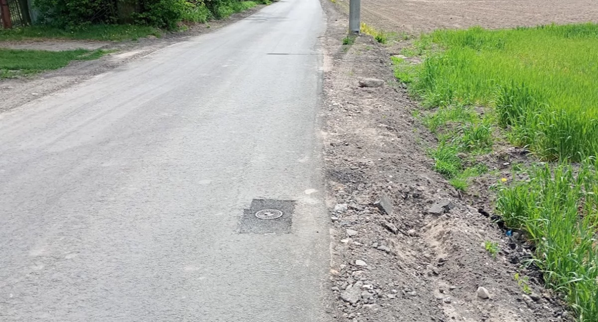 Interwencje, Mieszkańcy Urodzajnej Płocku mają zastrzeżenia jakości naprawy drogi nawet poboczy - zdjęcie, fotografia