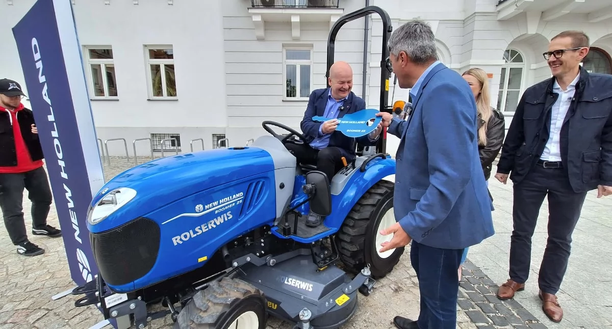 Informacje, czego miastu posłuży mały traktor Rolserwis Przekazano symboliczny kluczyk - zdjęcie, fotografia