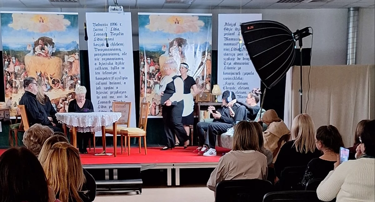 Szkoła, Zespół Szkół Usług Przedsiębiorczości Płocku prawdziwy teatr dyrektorem Henrykiem Cicheckim rozmawia Jerzy Ogonowski - zdjęcie, fotografia