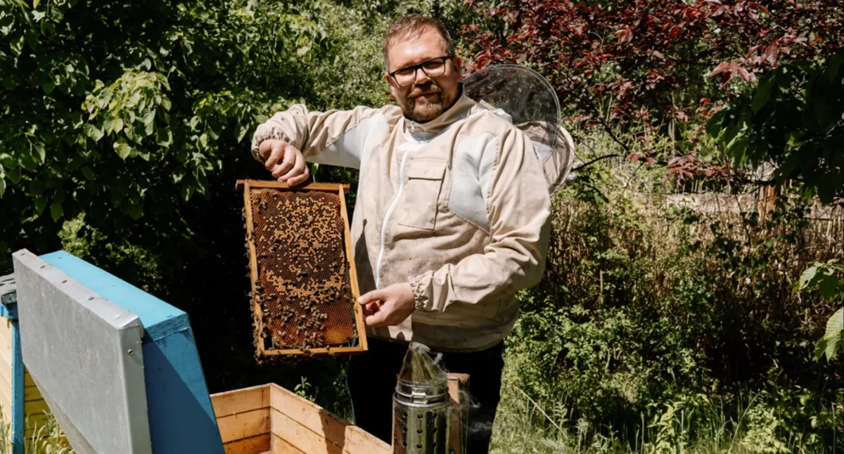 Piotr Rzeszotarski w swojej pasiece