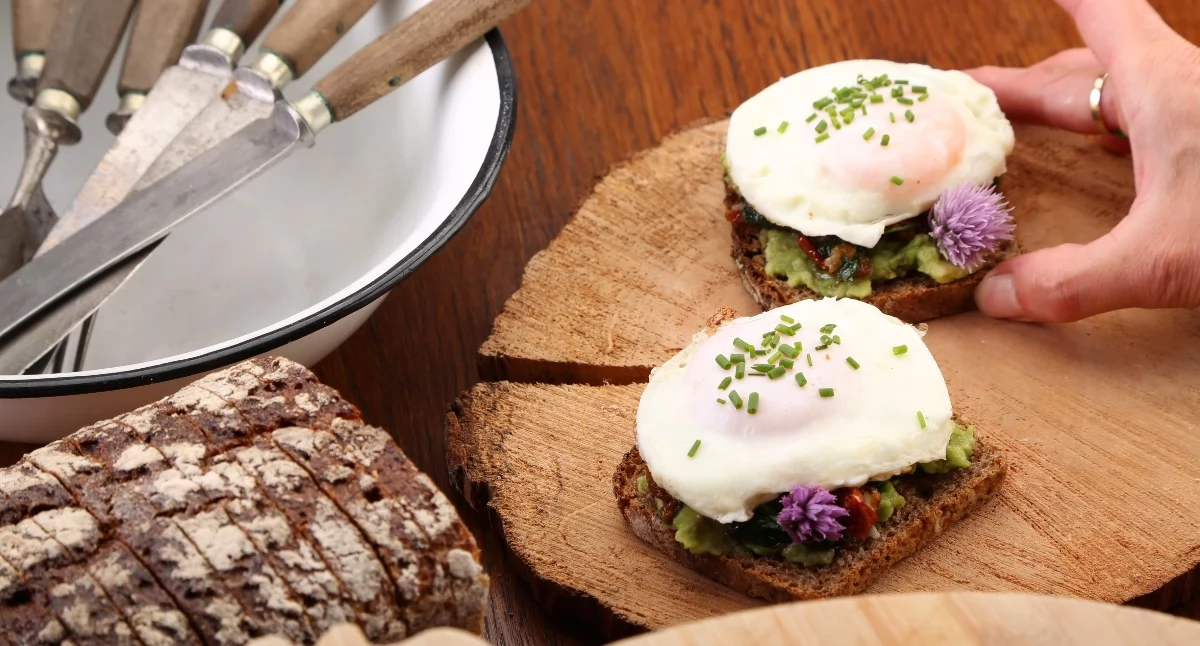 Żytni tost z pastą awokado, szpinakiem i jajkiem