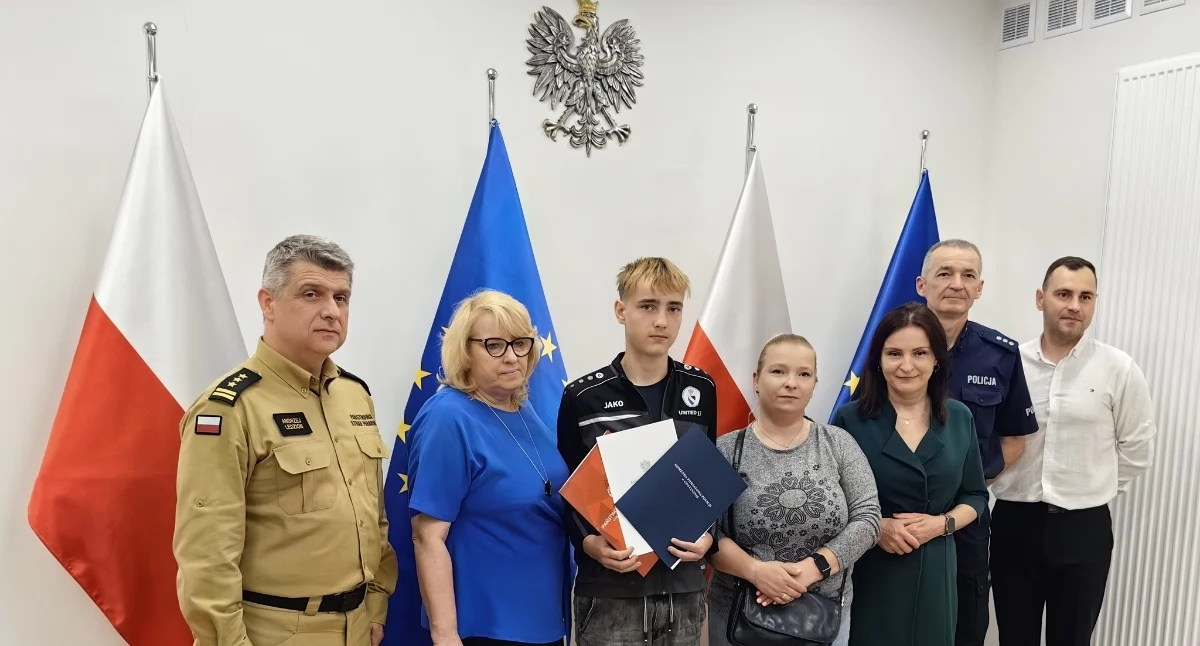Warto wiedzieć, letni bohater Gminy Gostynin Daniel Czajka zachował zimną podczas wypadku szkolnego autobusu - zdjęcie, fotografia