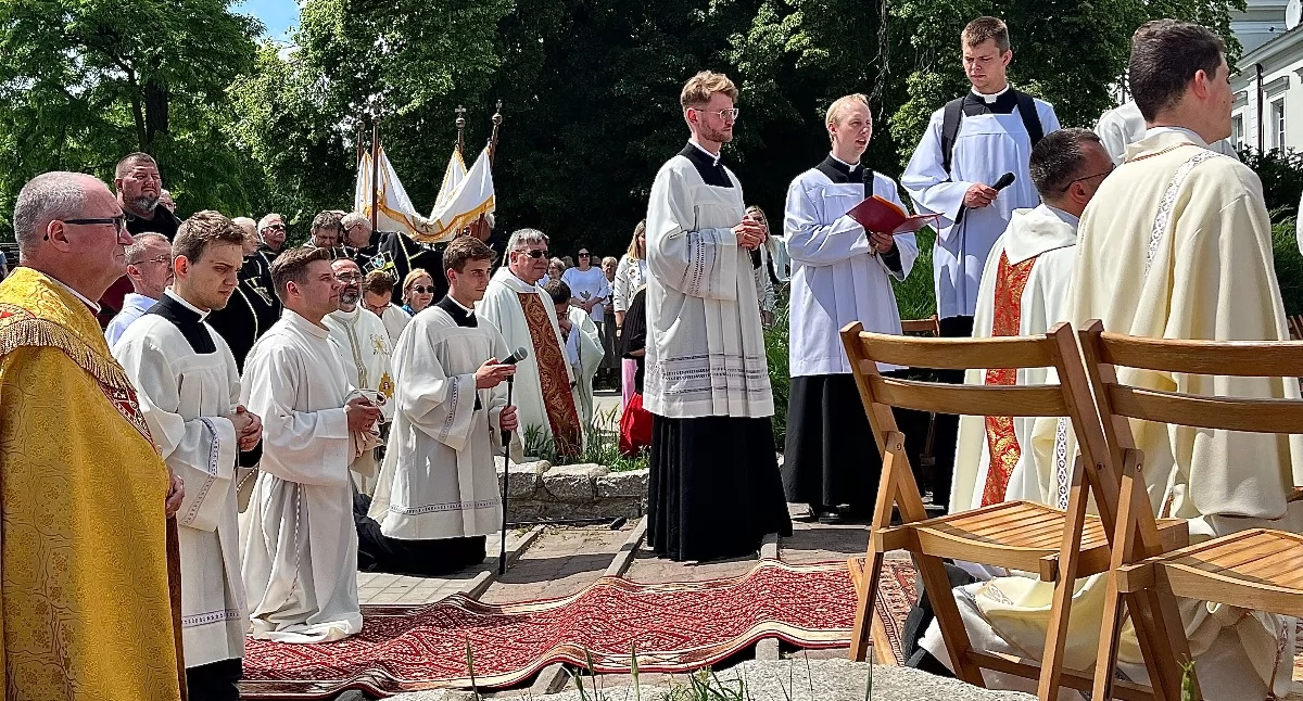Warto wiedzieć, Procesja Bożego Ciała przeszła ulicami Płocka - zdjęcie, fotografia