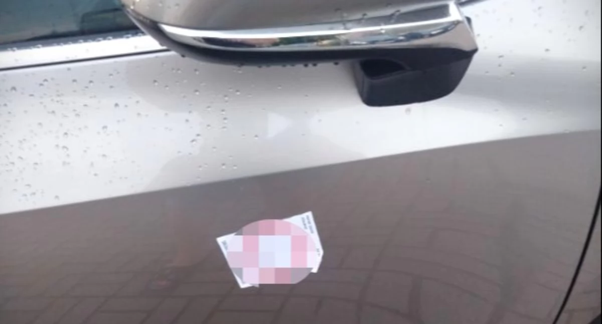 Wiadomości Policja , Zemsta parkowanie Płocczanin zniszczył Lexusa naklejając „karne” naklejki - zdjęcie, fotografia