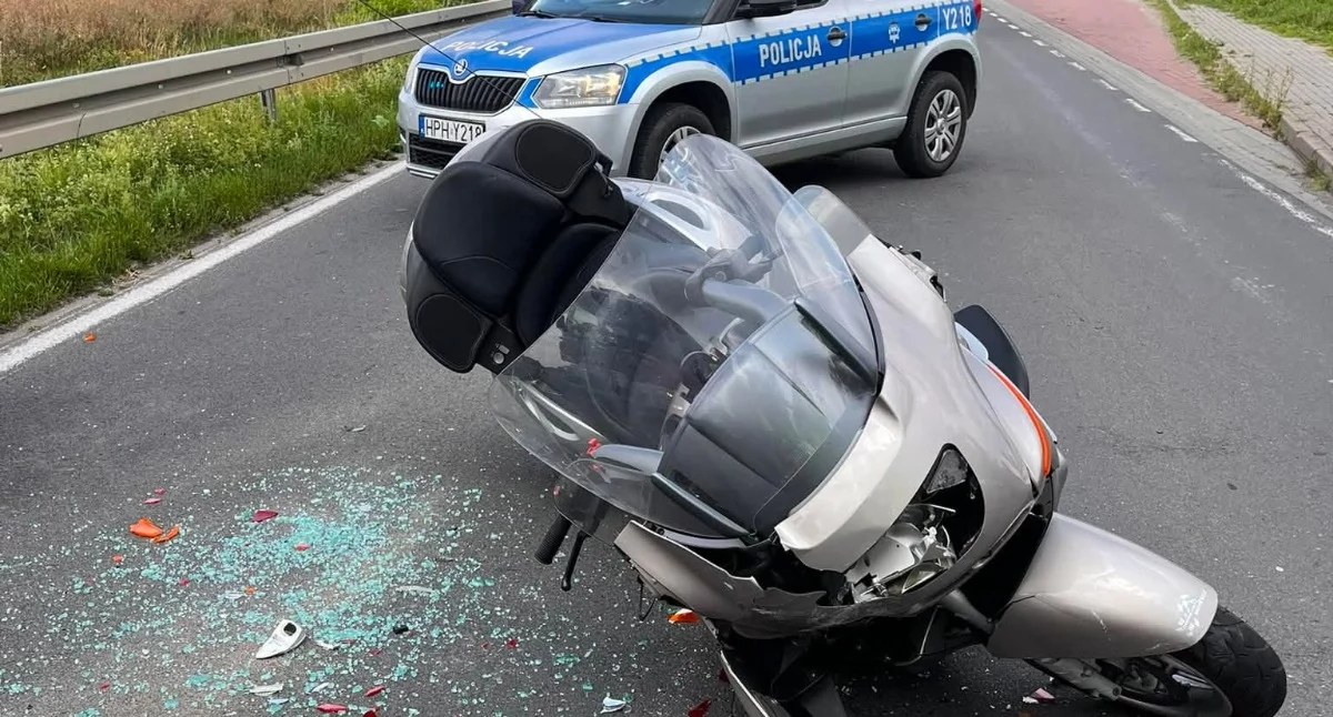 Wypadki, Wypadek Motocyklista uderzył samochodu osobowego - zdjęcie, fotografia