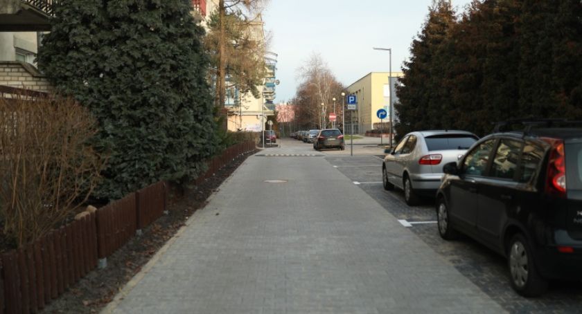 Była nieutwardzona droga, są miejsca do parkowania i ciąg pieszo-jezdny