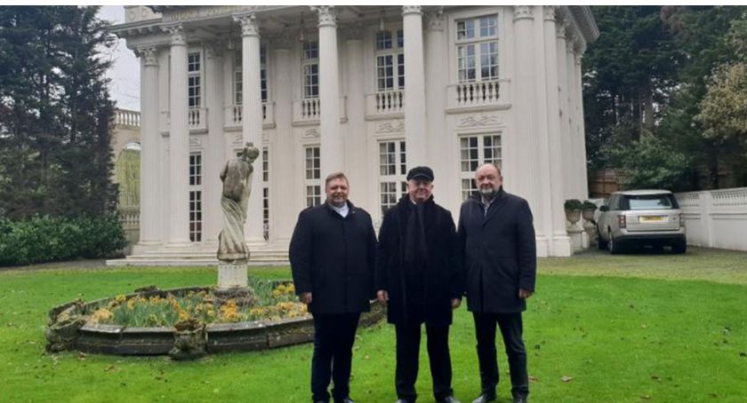 Książę Jan Żyliński (w środku) w towarzystwie m.in wójta gminy Gozdowo Dariusza Kalkowskiego pod pałacem White House 