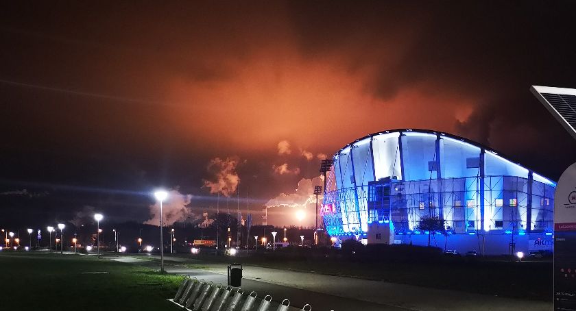 Uwaga! Możliwe efekty świetlne nad koncernem