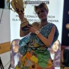 Puchar Prezesa w rękach zwycięskiej drużyny.  Fot. Bernadetta Stwora