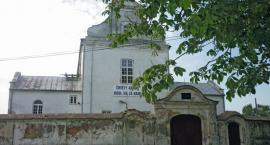 klasztor zza drzew