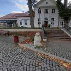 Zrekonstruowana centrum przesiadkowe i dworzec kolejowy w centrum Wisly. Obok figurka...