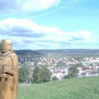 POMNIK KAZIMIERZA JAGIELLOŃCZYKA I WIDOK NA CHĘCINY