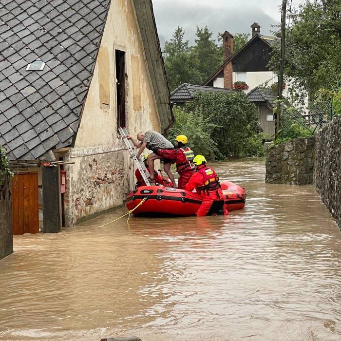 Strażacy ochotnicy z PGD Škofja Loka podczas akcji ratunkowej 