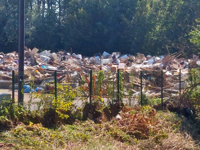 Uszkodzony sprzęt na wysypisku w Komendzie 