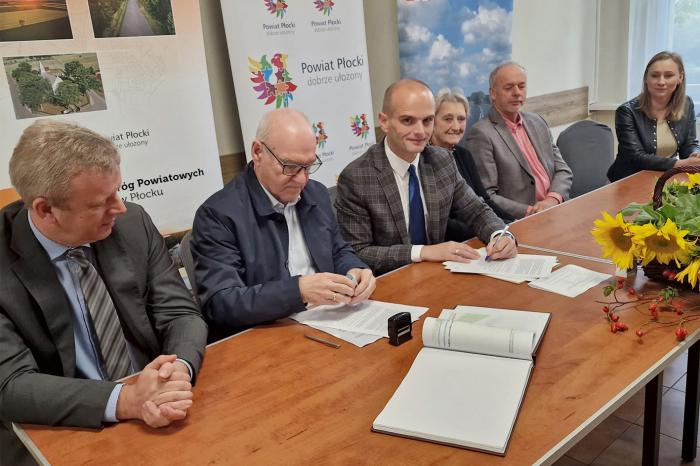 Starosta podpisał umowę na przebudowę drogi na terenie gm. Mała Wieś