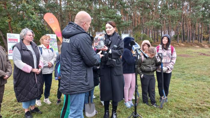 Prezydent Płocka Andrzej Nowakowski w trakcie sadzenia drzew
