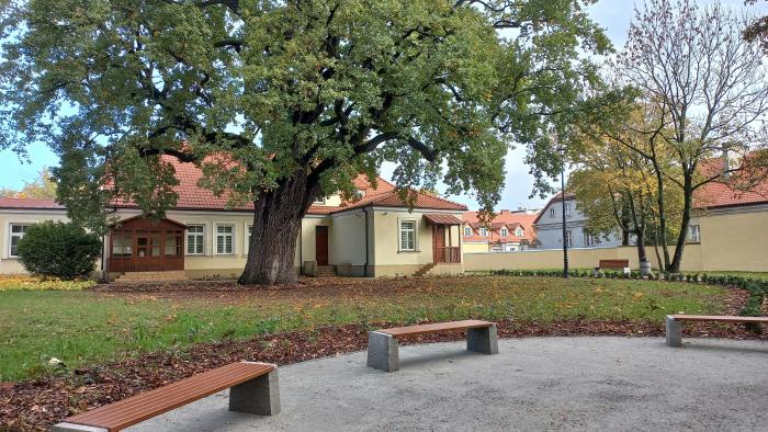 Park przy domu Broniewskiego w Płocku