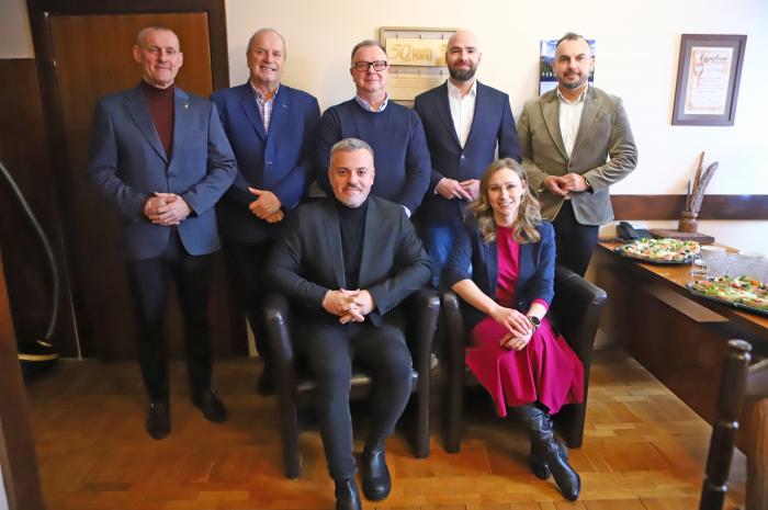 Członkowie Kapituły 19. edycji Plebiscytu „Z Tumskiego Wzgórza”. Stoją od lewej: Maciej Krajewski, Tomasz Szatkowski, Ireneusz Wypych, Łukasz Jankowski, Tomasz Kominek. Siedzą od lewej: Radosław Malinowski, Karolina Koper