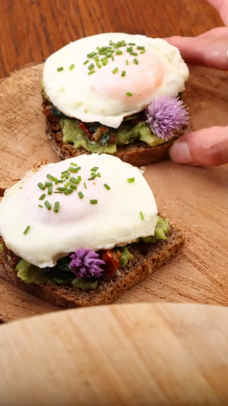 Przepisy kulinarne Izabeli Chudzyńskiej. Żytni tost z pastą awokado, szpinakiem i jajkiem