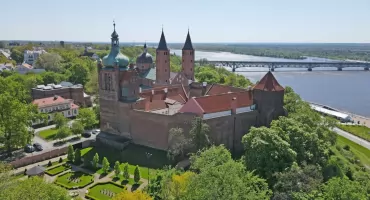 To jeden z najcenniejszych zabytków na Wzgórzu Tumskim. Dawne opactwo benedyktyńskie