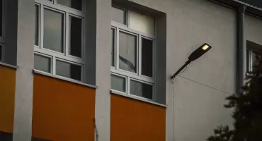 Płock, ul. Kossobudzkiego. Dlaczego latarnia świeci w ciągu dnia?