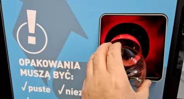 Jak to jest z kaucjowanymi butelkami – gdzie oddać opakowania? Spacer po osiedlu z dużą torbą