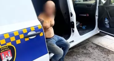 34-latek najpierw zaczepiał klientów w sklepie, później dzieci na placu zabaw.  Mężczyzna był pod wpływem narkotyków
