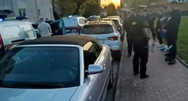 Grupa mężczyzn piła alkohol. Na skutek interwencji municypalnych miny im zrzedły