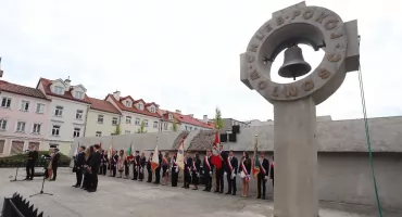 Uroczysty apel przy Dzwonie Pokoju. Płoccy maturzyści zakończyli rok szkolny
