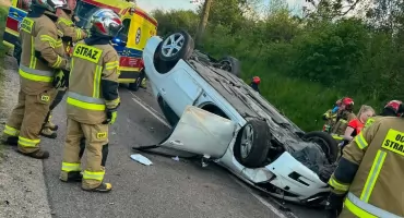 Dachowanie auta w gminie Brudzeń Duży. Kierowca zabrany do szpitala