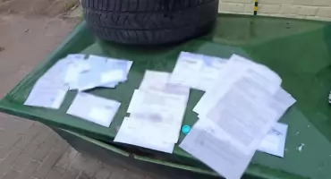 Przy altanie śmietnikowej znaleziono dokumenty z danymi osobowymi. Mieszkaniec powiadomił służby