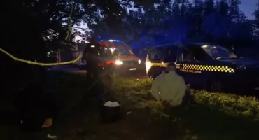 Kobieta wyglądała na odurzoną. Strażnicy ruszyli na pomoc. Mało brakowało, a doszłoby do bójki z pijanymi mężczyznami