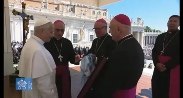 Biskup płocki spotkał się z Leonem XIV. Podczas audiencji wręczył papieżowi koszulkę związaną z inicjatywą Diecezji Płockiej