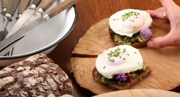 Przepisy kulinarne Izabeli Chudzyńskiej. Żytni tost z pastą awokado, szpinakiem i jajkiem