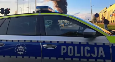 Trwa dogaszanie pogorzeliska. Policja apeluje do mieszkańców o nieutrudnianie działań służb