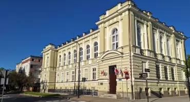 Zgon mężczyzny przy ul. Czwartaków w trakcie policyjnej interwencji. W mieszkaniu zmarłego odnaleziono m.in. środki odurzające