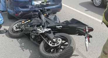 Wpadek na Al. Piłsudskiego w Płocku. 17-letnia motocyklistka zabrana do szpitala