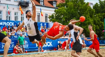 Wielka piaskownica na Starym Rynku w Płocku. IHF Beach Handball Global Tour