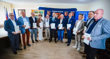 Miliony na drogi w powiecie płockim. Podpisano umowy na pięć inwestycji i projekt ścieżki rowerowej