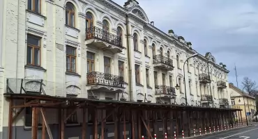 Na ratunek zabytkowej kamienicy w centrum Płocka... Uczelnia pozyskała dotację na wstępne prace