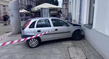 Kierujący wjechał w budynek na ulicy Tumskiej w Płocku [FOTO]