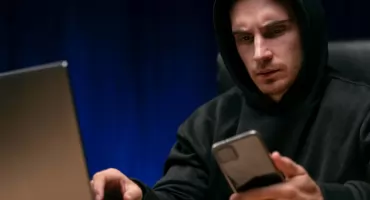 Ponad 80 mln zł w rządowych dotacjach? Nie, to bezwzględny atak cyberoszustów na Mazowszu. ZUS ostrzega: SMS z linkiem to pułapka