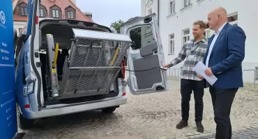 Kosztował blisko 300 tys. zł i jest wyposażony w windę sterowaną pilotem. Nowy bus wkrótce wyjedzie na ulice Płocka...