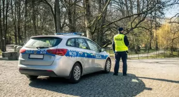 Dzielnicowy zwrócił uwagę na krzewy. Odkrycie miało poważne konsekwencje