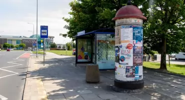 Już się zaczęło! Trwa demontaż ławek w wybranych wiatach przystankowych 