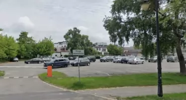 Radny proponuje budowę wielopoziomowego parkingu w centrum Płocka. Wskazuje konkretną lokalizację