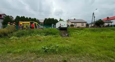 Wypadek w gminie Staroźreby. Cztery osoby, w tym dwoje dzieci, zabrane do szpitala