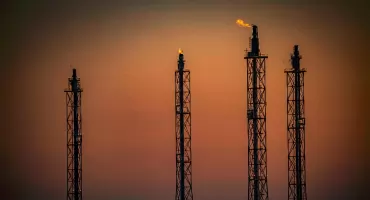 Widoczny większy płomień na pochodniach w Zakładzie Produkcyjnym ORLEN