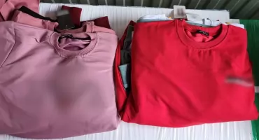 Nalot funkcjonariuszy służby celno-skarbowej na targowisko w Płocku. 15 osób zatrzymanych