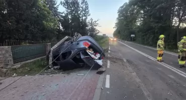 Kierujący uderzył w słup. Auto dachowało